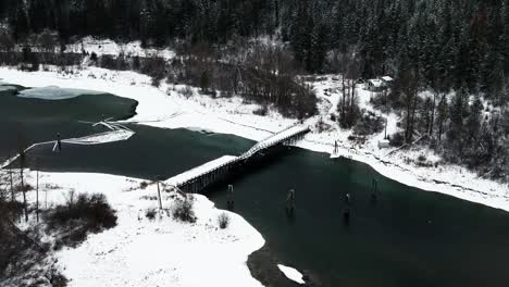 Die-Kaputte-Brücke-über-Den-Adams-River:-Die-Perspektive-Einer-Drohne