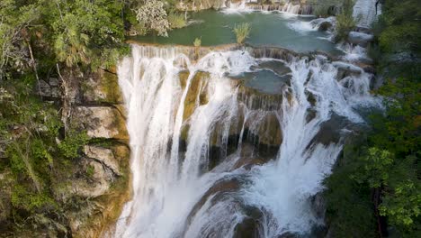 El-Naranjo-Wasserfall-Während-Der-Blüte