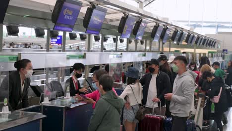 Chinesische-Reisepassagiere-Durchlaufen-Den-Check-in-Prozess-Der-Fluggesellschaft-Am-Internationalen-Flughafen-Chek-Lap-Kok-In-Hongkong