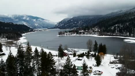 Luftdrohnenflug-über-Das-Winterwunderland-Von-Adams-Lake-Und-Schneebedeckten-Bergen