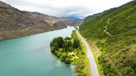 Luftaufnahme-Auf-Dem-Malerischen-New-Zealand-State-Highway-Am-Ufer-Des-Clutha-River