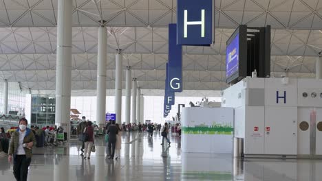 Reisepassagiere-Werden-In-Der-Check-in-Halle-Der-Fluggesellschaft-Im-Internationalen-Flughafen-Chek-Lap-Kok-In-Hongkong-Gesehen