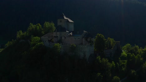 Exterior-Del-Histórico-Castillo-De-Reifenstein-En-Una-Colina-En-La-Aldea-Elzenbaum-En-Tirol-Del-Sur,-Italia