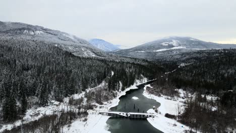 Verschneites-British-Columbia:-Eine-Drohnenansicht-Der-Verlassenen-Holzbrücke
