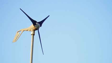 Kleine-Windmühle,-Die-Sich-Durch-Die-Kraft-Des-Windes-In-Einem-Blauen-Himmel-Bewegt