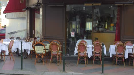 Typisches-Essen-Im-Freien-Im-Französischen-Restaurant-In-Deauville,-Frankreich