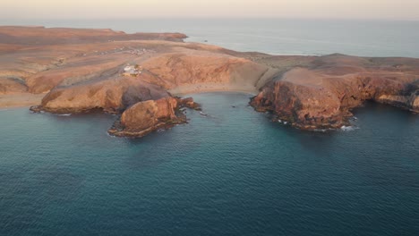 Wunderschöner-Absteigender-Drohnenflug-über-Den-Papagayo-Strand-Im-Süden-Der-Insel-Lanzarote