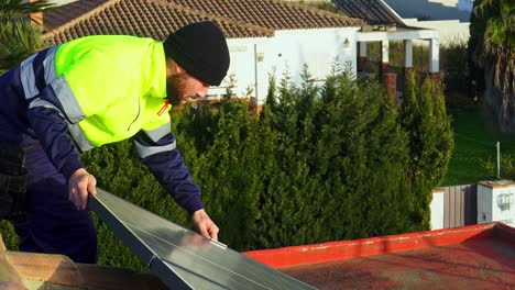 Techniker-Installiert-Sonnenkollektoren-Auf-Einem-Gemauerten-Dach-Im-Dorf