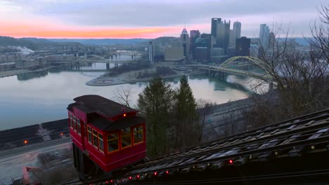 Duquesne-Incline-car-traveling-up-pulley-system