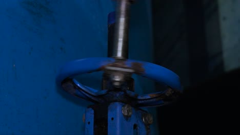 Ein-Arbeiter-Schließt-Das-Ventil-Im-Wassertank