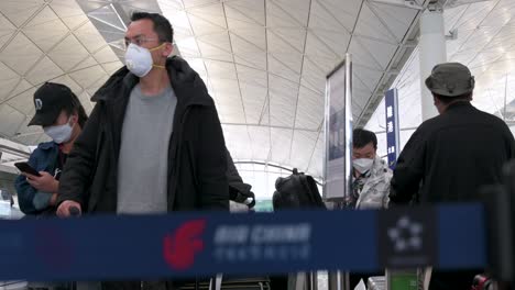 Reisepassagiere-Stehen-Schlange-Am-Check-in-Schalter-Der-Chinesischen-Fluggesellschaft-Air-China-Am-Internationalen-Flughafen-Chek-Lap-Kok-In-Hongkong