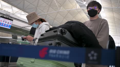 Reisepassagiere-Stehen-In-Der-Schlange-Zum-Check-in-Am-Schalter-Der-Air-China-Airlines-Am-Internationalen-Flughafen-Chek-Lap-Kok-In-Hongkong-An