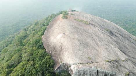 Luftaufnahme-Des-Berühmten-Sigiriya-Pidurangala-Felsens-Aus-Der-Vogelperspektive-An-Einem-Nebligen-Tag-In-Sri-Lanka