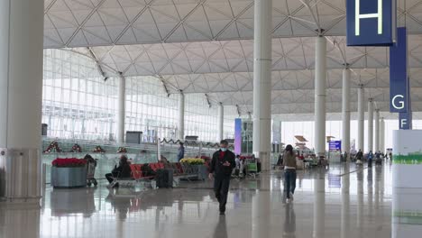 Chinesische-Reisepassagiere-Gehen-Zu-Den-Check-in-Schaltern-Der-Fluggesellschaft-In-Der-Abflughalle-Des-Internationalen-Flughafens-Chek-Lap-Kok-In-Hongkong