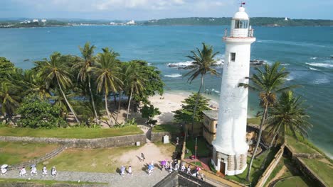 Paradiesischer-Strand-Mit-Palmen-In-Sri-Lanka-Mit-Dem-Weißen-Leuchtturm-Von-Galle-Dutch-Fort