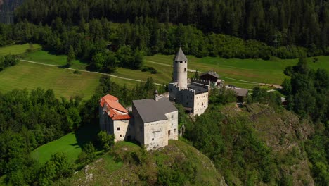 Palast-Auf-Einem-Hügel-Mit-Malerischer-Naturlandschaft-In-Der-Nähe-Von-Sterzing-In-Trentino-Südtirol,-Italien