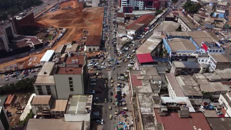 Yaoundé-Stadtstraßen-Und-Gebäudedächer-Im-Entwicklungsland-Kamerun,-Luftaufnahme