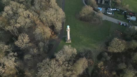 Ashridge-Estate,-Historisches-Bridgewater-Denkmal,-Luftaufnahme-über-Die-Herbstliche-Waldpark-Landstraße-Des-National-Trust