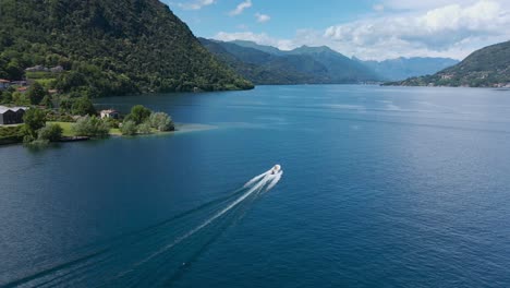 Luftaufnahme-Eines-Bootes,-Das-Auf-Dem-Pella-See-Im-Piemont,-Italien,-Segelt