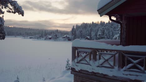 Idyllisches-Dorf-In-Tief-Verschneiter-Landschaft-Bei-Sonnenuntergang-Mit-Der-Hunderasse-Alaskan-Malamute,-Die-Draußen-Spaziert