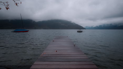Lago-Thun,-Spiez,-Suiza---Muelle-En-Un-Día-Nublado