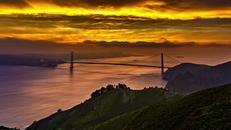 Schönheit-Der-Golden-Gate-Bridge-Und-Des-Goldenen-Sonnenuntergangs,-Fusionszeitraffer