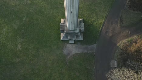 Luftaufnahme-Des-Bridgewater-Denkmals-Aus-Der-Vogelperspektive,-Das-Sich-über-Dem-Wahrzeichen-Des-National-Trust-Ashridge-Estate-Woodland-Park-Erhebt