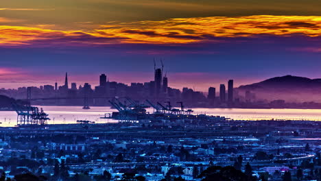 Skyline-Von-San-Francisco-In-Weiter-Ferne,-Fusion-Zeitraffer-Mit-Buntem-Himmel