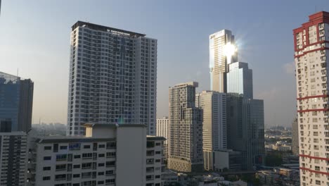 Die-Kamera-Bewegt-Sich-Zum-Wolkenkratzer-Von-Bangkok