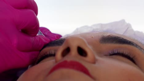Hispanische-Frau-Bekommt-Botox-Injektionen-–-Nahaufnahme