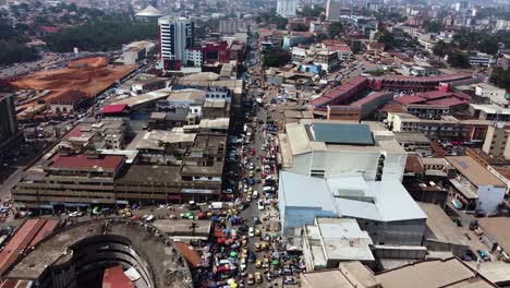 Überfüllte-Stadtlandschaft-In-Der-Hauptstadt-Von-Kamerun,-Yaoundé-–-Drohnen-Vogelperspektive