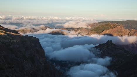 Lapso-De-Tiempo-Del-Amanecer-Por-Encima-De-La-Nube-En-La-Cima-Del-Pico-De-La-Montaña-Arieiro-En-Madeira,-Fondo