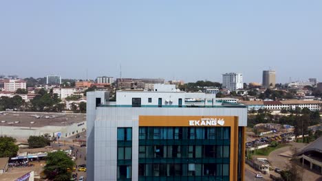 Edificio-De-Rascacielos-De-La-Empresa-Ekang-En-La-Ciudad-De-Yaundé,-Camerún---Antena