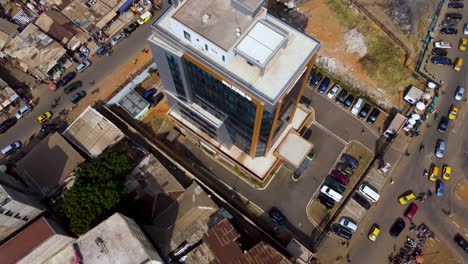 Ekang-Geschäftsgebäude-In-Yaoundé,-Kamerun---Luftaufnahme