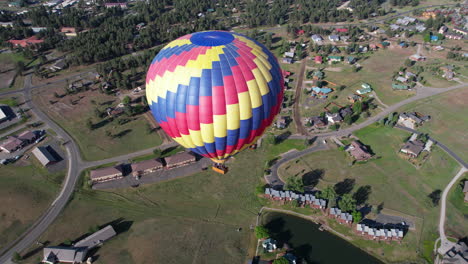 Hot-Air-Balloon-Flying-Above-Landsape-of-Colorado-USA-on-Sunny-Summer-Day,-Drone-Shot