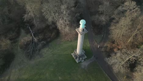Ashridge-Estate-Bridgewater-Monument,-Luftaufnahme-Von-Oben-Nach-Unten,-Umkreisendes-Herbst-Wahrzeichen-Des-National-Trust-Woodland