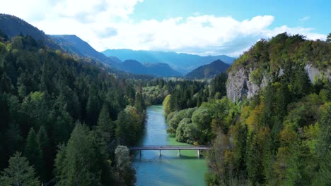 Puente-Sobre-El-Río-Soca-En-El-Hermoso-Paisaje-Del-Valle,-Eslovenia---Antena