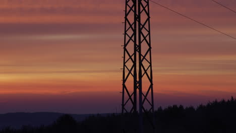 Mittlere-Aufnahme-Eines-Strommastes-Bei-Sonnenaufgang