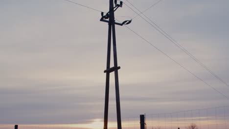 Weitwinkelaufnahme-Eines-Strommasten-Bei-Sonnenaufgang