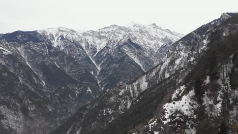 Drohnenvideo-Mount-Olympus-Griechenland-Neblige-Schneebedeckte-Gipfel-Wald-Krevatia-Standort