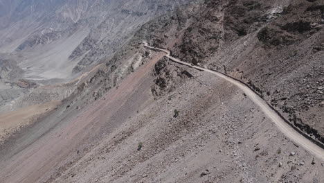 Luftaufnahme-Einer-Unbefestigten-Straße-Am-Hang-Im-Hochland-Von-Nordpakistan,-Drohnenaufnahme