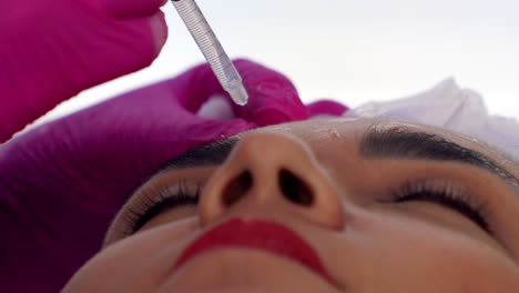 Hispanische-Frau-Erhält-Botox-Injektionen-–-Nahaufnahme