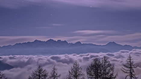 Zeitraffer-Wogender-Und-Rollender-Wolken-Oder-Nebel-Im-Tal-Unterhalb-Der-Berggipfel