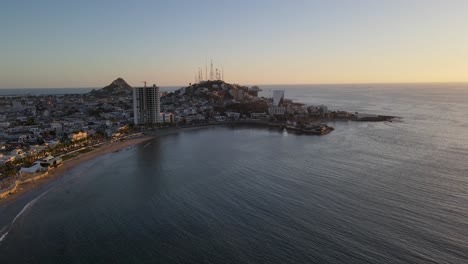Puesta-De-Sol-Sobre-El-Punto-De-Mazatlán-Torres-De-Radio-Sobrevuelo-De-Drones-Del-Pacífico-Después-De-Bajar-Del-Ferry