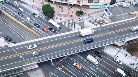 Aerial-view-zoom-out-of-multi-layered-highways-in-the-city-center-of-Tokyo,-Japan