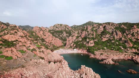 Weites-Panorama-Aus-Der-Luft-Auf-Den-Weißen-Sandstrand-In-Einer-Felsigen-Bucht-An-Der-Küste-Sardiniens