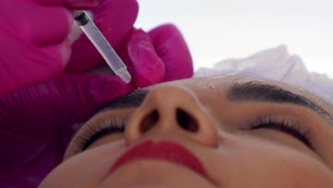 Mujer-Latina-Recibiendo-Inyecciones-De-Botox-Cerca-De-Su-Ojo