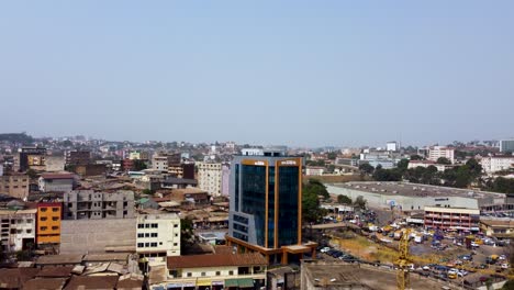 Edificios-De-La-Ciudad-En-La-Capital-De-Camerún,-Yaundé---Antena-Con-Espacio-De-Copia