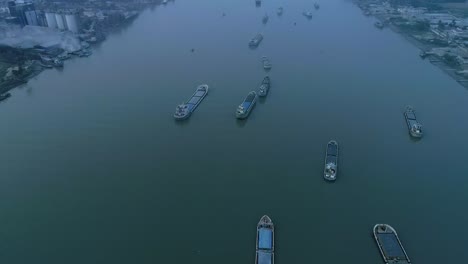 Luftaufnahme-Von-Schiffen,-Die-Im-Fluss-Rupsha,-Khulna,-Bangladesch-Ankern