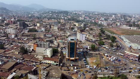 Stadtlandschaft-Von-Yaoundé,-Kamerun---Luftdrohnen-Panoramablick